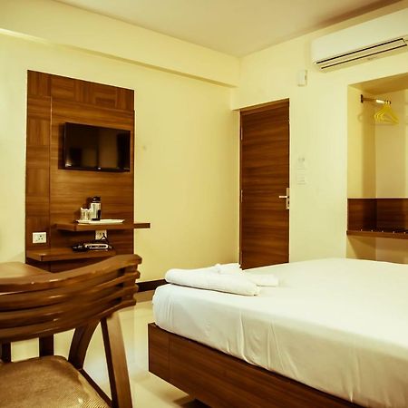 The Pioneer Hotel Визакхапатнам Екстериор снимка