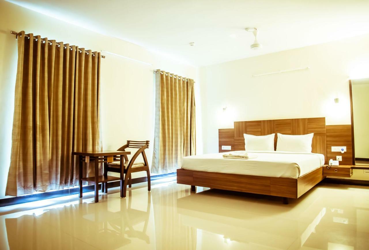 The Pioneer Hotel Визакхапатнам Екстериор снимка