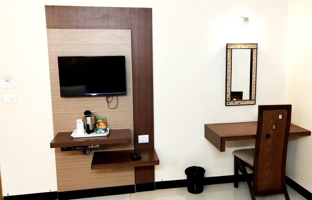 The Pioneer Hotel Визакхапатнам Екстериор снимка
